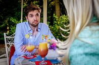 Sturm der Liebe – Henry (Elias Reichert, l.) muss befürchten, dass Maxi die Vertrautheit mit Larissa (Vivien Wulf, r.) missversteht.