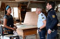 WaPo Bodensee – Ella Bartels (Sabrina Ceesay, l.), die Besitzerin einer Bootswerkstatt wird von Paul Schott (Tim Wilde, 2.v.r.) und Jakob Frings (Max König, r.) befragt. Auf einem ihrer Boote wurde Sprengstoff gefunden.