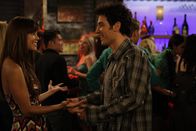 How I Met Your Mother – Obwohl Ted (Josh Radnor, r.) anfangs lieber zu Hause geblieben wäre, erlebt er noch einen erfolgreichen Abend mit Ashlee (Vanessa Minnillo, l.) ...