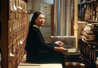 Um Himmels Willen – Schwester Lotte (Jutta Speidel) beim Rosenkranzgebet im Archivkeller.