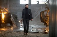 John Wick – John Wick (Keanu Reeves) war einer der berüchtigtsten Auftragskiller der Branche. Als jedoch das letzte Geschenk seiner verstorbenen Frau, ein kleiner Welpe, von dem Sohn eines Gangstersyndikat-Bosses ermordet wird, lässt er seine ehemaligen Tugenden wiederaufleben - und startet einen mörderischen Rachefeldzug ...