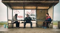 Warten auf'n Bus – Johannes (Ronald Zehrfeld) und Ralf (Felix Kramer) sitzen mit Britzke (Alexander Schubert) in der Haltestelle.