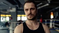 Sarah Kohr - Irrlichter – Tony Krohm (Alexandru Cirneala) bekommt während seines Trainings Besuch von einer LKA-Beamtin.