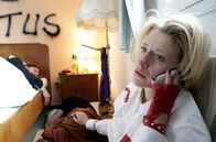 Mord mit Aussicht – Sophie Haas (Caroline Peters, r.) erwacht mit einem Filmriss.