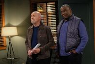 Last Man Standing – Ed Alzate (Hector Elizondo, l.); Chuck Larabee (Jonathan Adams, r.)