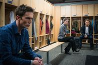 Limitless – Interne Ermittlungen führen Brian (Jake McDorman, r.) und Rebecca (Jennifer Carpenter, M.) zu Casey Rooks (Desmond Harrington, l.). Doch hat er wirklich etwas mit dem Verschwinden von 80 NZT-Pillen zu tun?