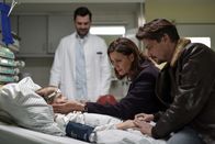 Reich oder tot – Claire (Jessica Schwarz) und Kessel (Fritz Karl) am Krankenbett von Ruby (Cya Emma Blaack) nach ihrem epileptischen Anfall