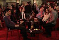 How I Met Your Mother – Wollen gemeinsam einen drauf machen: Barney (Neil Patrick Harris, 3.v.l.), sein Vater Jerry (John Lithgow, 3.v.r.), Ted (Josh Radnor, l.), Marshall (Jason Segel, r.), Lily (Alyson Hannigan, 2.v.r.) und Robin (Cobie Smulders, 2.v.l.) ...