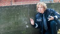 Notruf Hafenkante – Claudia (Janette Rauch) verfolgt einen Verdächtigen.