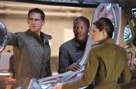 Stealth - Unter dem Radar – Die Navy-Piloten (v.l.n.r.) Ben Gannon (Josh Lucas), Henry Purcell (Jamie Foxx) und Kara Wade (Jessica Biel) sind die besten der Besten und als Team unschlagbar. Eines Tages bekommen sie ungewöhnliche Verstärkung: Von einem hochmodernen Tarnkappenbomber, der nicht von einem Piloten, sondern von einem Computer mit künstlicher Intelligenz gesteuert wird ...