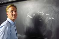 Einstein und Hawking – Robbert Dijkgraaf ist der Direktor des Institute for Advanced Study (IAS) in Princeton, New Jersey. Auch Einstein arbeitete dort mehr als 20 Jahre. Seine Formel schafft es, mathematisch die Krümmung von Raum und Zeit zu erklären.
