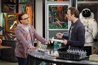 The Big Bang Theory – Leonard (Johnny Galecki, l.) will Sheldon zum Geburtstag dessen Wunsch erfüllen, einmal Batman zu begegnen und fragt Stuart (Kevin Sussman, r.) um Rat. Der hat zufällig die Kontaktdaten eines Schauspielers, der früher Batman verkörpert hat: Adam West ...