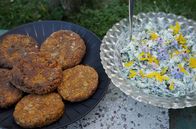 Zu Tisch ... – Vegane Schnitzel mit Wildkräutersalat