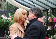 Sturm der Liebe – ARD STURM DER LIEBE FOLGE 1453 Uhr im ERSTEN. Charlotte (Mona Seefried, l.) und Julius (Michele Oliveri, r.) finden endlich zueinander.