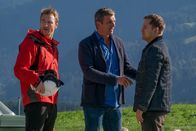 Der Bergdoktor – Max (Lasse Myhr, r.) macht sich große Sorgen um Hans' (Heiko Ruprecht, l.) Kollegin Maike. Dr. Martin Gruber (Hans Sigl, M.) versucht, ihn zu beruhigen.