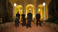 Die Geister-Detektive – Zak and the guys in front of the Casino