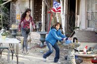 The Middle – Frankie (Patricia Heaton, r.) nimmt all ihren Mut zusammen und konfrontiert ihre einschüchternde Nachbarin Rita (Brooke Shields, r.), die aber noch viel furchteinflößender ist, als Frankie gedacht hatte ...