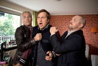 Tatort – WDR Fernsehen TATORT: TRAUTES HEIM, Fernsehfilm Deutschland 2013, Regie: Christoph Schnee, Buch: Frank Koopmann und Roland Heep Uhr. Die Kommissare Max Ballauf (Klaus J. Behrendt) und Freddy Schenk (Dietmar Bär) halten Kai Grabow (Lasse Myhr) zurück.
