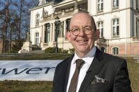 lesenswert – Denis Scheck vor dem Palais Biron, Baden-Baden.