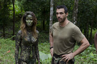 Apocalypse Earth – Lt. Frank Baum (Adrian Paul) und Lea (Bali Rodriguez).