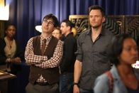 Community – Weil Professor Duncan (John Oliver, l.) Britta rumkriegen will, rät ihm Jeff (Joel McHale, r.) wohltätig zu denken ...