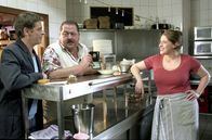 Die Rosenheim-Cops – Als die beiden Rosenheim-Cops Korbinian Hofer (Joseph Hannesschläger, mi.) und Christian Lind (Tom Mikulla, l.) in Conchitas (Luise Kinseher) mexikanischen Restaurant auftauchen, ahnt Conchita noch nicht, dass sie die Hauptverdächtige in einem Mordfall ist.