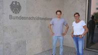 Checker Julian – In Berlin ist Checker Julian mit Isabell vom Bundesnachrichtendienst verabredet.