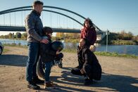 Blutige Anfänger – Robin (Robert Maaser, l.) hat Alessio (Oskar Reim, 2.v.l.) aufgelesen, der auf dem Weg nach Hause war. Sofia (Patrizia Carlucci, r.) und AC (Jane Chirwa, 2.v.r.) sind froh, dass der Junge gefunden wurde.