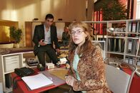 Verliebt in Berlin – David (Mathis Künzler, l.) bittet Lisa (Alexandra Neldel, r.), für die Scheinfirma einen wichtigen Banktermin wahrzunehmen. Wider Erwarten respektiert er ihren Unwillen - und ihre Abmachung. Sabrina (Nina-Friederike Gnädig, M.) lauscht neugierig im Hintergrund. (Dieses Foto von Alexandra Neldel darf nur in Zusammenhang mit der Berichterstattung über die Serie "Verliebt in Berlin" veröffentlicht und verbreitet werden.)