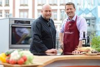 MarktFrisch – SÃœDWESTRUNDFUNK MarktFrisch Gourmetkoch gegen ÃœberredungskÃ¼nstler â€žMarktFrischâ€œ lÃ¤dt zum ungleichen Duell / Unterhaltsame Kochsendung, jeweils donnerstags, 18.15 Uhr im SWR Fernsehen. Gourmet-Koch Frank Brunswig (li.) und Jens HÃ¼bschen (re.) besuchen die WochenmÃ¤rkte im SÃ¼dwesten. Ihr Ziel: frische Ware kaufen, frisch zubereiten und frisch genieÃŸen. Â