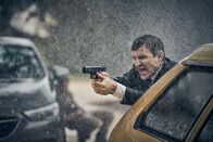 The Tourist - Irisches Blut – Detective Inspector Lachlan Rogers (Damon Herriman) glaubt, dass der Fremde einen Mord begangen hat und will ihn festnehmen.