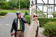 Mord mit Aussicht – Dietmar Schäffer (Bjarne Mädel, l.) und Sophie Haas (Caroline Peters, r.) beenden die Schlägerei der Biker und Hengascher vorm Gasthof Aubach.