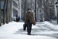 Inside Llewyn Davis – Llewyn Davis (Oscar Isaac), ohne Mantel unterwegs im New Yorker Winter.