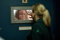Fall 39 – Endlich erkennt Emily (Renée Zellweger, r.), dass Margaret Sullivan (Kerry O'Malley, l.) gute Gründe hatte, ihre Tochter im Backofen zu verbrennen. Doch unglücklicherweise viel zu spät ...