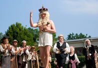 Des Kaisers neue Kleider – Eure kaiserliche Hoheit (Matthias Brandt) grüßt bei seiner Geburtstagsparade – das Volk staunt.