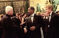 I Spy – Profi-Boxer Kelly (Eddie Murphy, M.) und Geheimdienstagent Alex (Owen Wilson, r.) treffen auf den skrupellosen Waffenhändler Gundars (Malcolm McDowell, l.), wodurch sie ihrer anspruchsvollen Mission einen bedeutenden Schritt näher kommen.