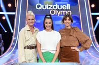 Quizduell-Olymp – Moderatorin Esther Sedlaczek (M.) mit den Kandidatinnen des Teams "Laufsteg": Franziska Knuppe (l.) und Eva Padberg (r.), beide Models.