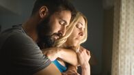 Anaon - Hüter der Nacht – Max (Guillaume Labbé, li.) beruhigt seine Frau Sarah (Anne Serra, re.) nach einem ihrer Albträume.