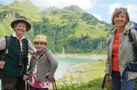 Expedition in die Heimat – SWR Fernsehen EXPEDITION IN DIE HEIMAT, "Von Hütte zu Hütte" Uhr. Kristl Moosbrugger vom Hotel Post in Lech mit Enkelin Florentina und Annette Krause am Formarinsee