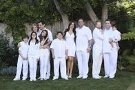 Modern Family – Familienfoto mit Hindernissen: die Großfamilie Pritchett/Dunphy (v.li.: Nolan Gould, Ariel Winter, Julie Bowen, Ty Burrell, Sarah Hyland, Rico Rodriguez, Sofia Vergara, Ed O'Neill, Jesse Tyler Ferguson und Eric Stonestreet)