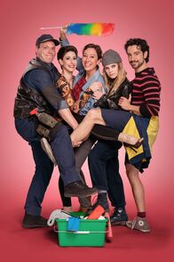 Wischen ist Macht – v.li.: Valentin (Manuel Sefciuc), Mira (Zeynep Buyraç), Michelle Sendracek (Ursula Strauss), Zoe (Lilian Jane Gartner), Fernando (Stefano Bernardin).