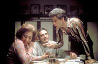 Saturday Night Fever – Zuhause kommt es bei Tony (John Travolta, re.) und seinen Eltern Frank (Val Bisoglio, Mi.) und Flo Manero (Julie Bovasso, li.) häufig zu lautstarken Auseinandersetzungen.