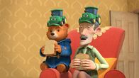 Paddingtons Abenteuer – L-R: Paddington, Mr. Curry