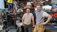 Hoagascht – Richard Deutinger (links) posiert für ein Foto mit Peter Feichtinger (rechts) beim Trödler Abraham in Regau