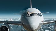 Mayday - Alarm im Cockpit – REENACTMENT - Inmitten der heftigen Dekompression wird der erste Offizier des Sichuan Airlines Fluges 8633 zur Hälfte aus dem Fenster gesaugt. Im Alleingang kämpft der Kapitän gegen Orkanböen, eisige Temperaturen und Sauerstoffmangel, um das Flugzeug zu landen. (Cineflix 2022)