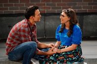 Call Me Kat – Max (Cheyenne Jackson, l.); Kat (Mayim Bialik, r.)