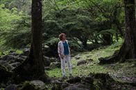 Deadly Tropics – Eva Courson (Dominique Douces) ahnt nicht, dass ihr bald etwas geschehen wird.