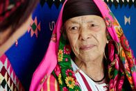 GEO Reportage – In Tunesien sind die alten Frauen die letzte Generation, die noch die Berber-Tätowierungen auf Gesicht und Körper trägt.