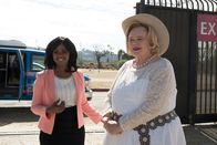 Baskets – Danielle Mana (Angela Martinez, l.); Christine Baskets (Louie Anderson, r.)