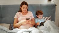 WissenHoch 2: Liebe und Bindung - Wie das Smartphone unsere Beziehungen gefährdet – Gerade abends sind Smartphones und Co nicht förderlich, was Bindung und Schlaf angehen.
